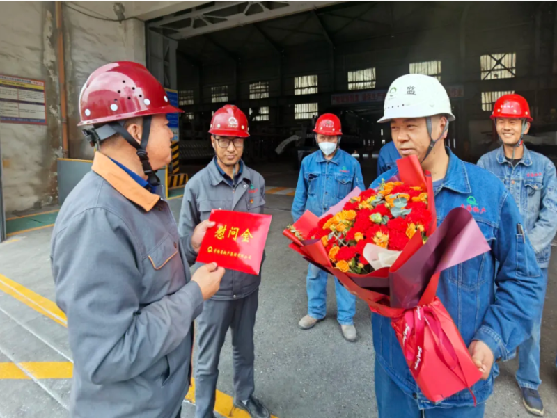 集團領(lǐng)導&ldquo;五一&rdquo;節(jié)前看望慰問新晉行業(yè)勞模
