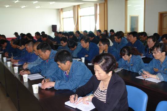 青海物產工業(yè)投資有限公司、青海長春炭素有限公司召開貫徹省第十二次黨代會精神學習傳